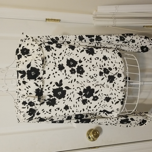 Pretty cream and black floral top - Picture 7 of 13